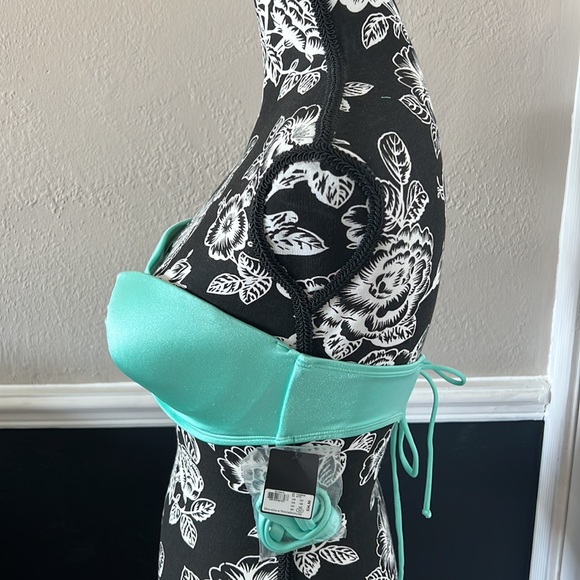 Victoria’s Secret Swimsuit Top, 36D, New with Tags - Picture 2 of 4